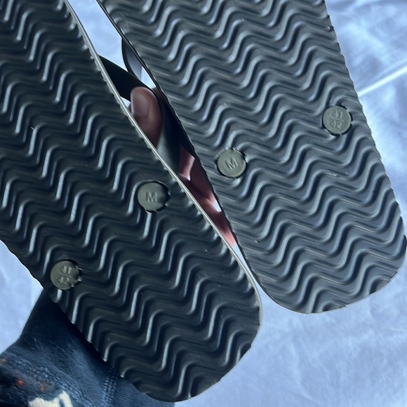 BRAND NEW! Size M(8-9) Levi’s Camo Flip Flops - Picture 4 of 5